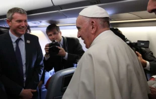Matteo Bruni mit Papst Franziskus auf dem Flug nach Kuba am 12. Februar 2016 / Alan Holdren / CNA Deutsch