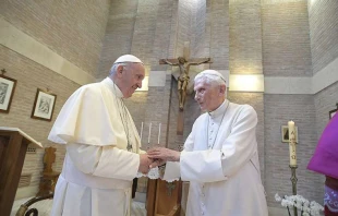 Papst Franziskus und Papst emeritus Benedikt XVI. / Vatican Media
