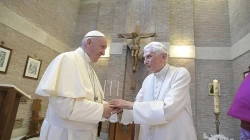 Papst Franziskus und der emeritierte Papst Benedikt XVI. / Vatican Media