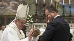Papst Franziskus tauft 26 Kinder in der Sixtinischen Kapelle am 10. Januar 2016 / Vatican Media