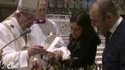 Eines der getauften Kinder mit seinen Eltern in der Sixtinischen Kapelle / CTV