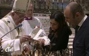 Eines der getauften Kinder mit seinen Eltern in der Sixtinischen Kapelle / CTV