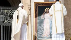 Papst Franziskus betet vor dem Bild des barmherzigen Jesus am 8. April 2018 / Daniel Ibanez / CNA Deutsch 