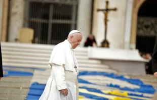 Papst Franziskus auf dem Petersplatz vor dem Gebet des Regina Coeli – Freu' Dich, Du Himmelskönigin – am 30. April 2017. / Lucia Ballester/CNA Deutsch