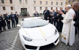 Papst Franziskus segnete das Auto und schrieb ein Autogramm auf die Motorhaube. / CNA / L'Osservatore Romano