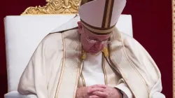 Papst Franziskus im Gebet gebeugt am 2. September 2015 / Osservatore Romano