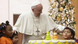 Kuchen und Kinderbesuch für den Papst zum 82. Geburtstag.  / Vatican Media