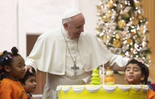 Kuchen und Kinderbesuch für den Papst zum 82. Geburtstag.  / Vatican Media