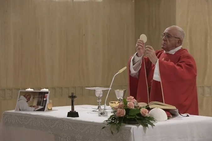 Blumenstrauss und Portrait auf dem Altar: Papst Franziskus feiert die heilige Messe im Gedenken an den Märtyrer Pfarrer Jacques Hamel am Fest der Kreuzerhöhung, 14. September 2016.