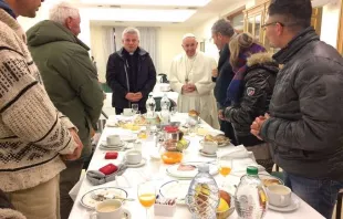 Papst Franziskus beim Frühstück mit Obdachlosen am 17. Dezember 2016, seinem 80. Geburtstag. / L'Osservatore Romano