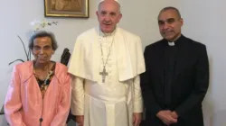 Papst Franziskus mit Sarah und Msgr. Anthony Figueiredo im Gästehaus Sancta Marthae am 3. Juni 2016.  / Privat/Msgr. Figueiredo