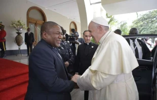 Freundliche Begrüßung: Papst Franziskus und Präsident Filipe Nyusi am 5. September 2ß10 in Maputo / Vatican Media