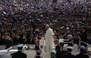 Papst Franziskus begrüßt Einsatzkräfte von Polizei, Feuerwehr und Militär am 30. April 2016. / CNA/Alexey Gotovskiy