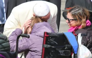 Papst Franziskus begrüßt Pilger auf dem Petersplatz am 12. März 2016. / CNA/Alexey Gotovskiy