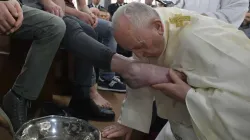Papst Franziskus küsst einem Häftling die Füße am 18. April 2019 / Vatican Media