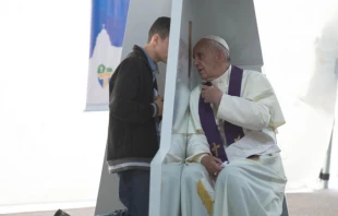 Papst Franziskus nimmt  am 26. Juli 2013 beim Weltjugendtag in Rio de Janeiro eine Beichte ab / ANSA/OSSERVATORE ROMANO/POOL/CNA