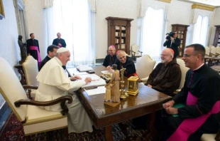 Papst Franziskus mit Erzbischof Jose Gomez, Kardinal Daniel DiNardo, Kardinal Sean Sean O'Malley, and Monsignore Brian Bransfield (von links) am 13. September 2018 / Vatican Media 
