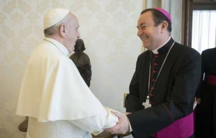 Papst Franziskus bei einer Begegnung mit Bischof Gustavo Zanchetta / Vatican Media