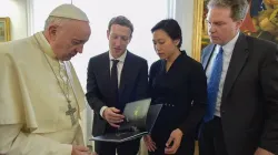 Papst Franziskus mit Mark Zuckerberg, dessen Ehefrau Priscilla Chan und Vatikan-Sprecher Greg Burke am 29. August 2016. / L'Osservatore Romano