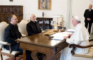 Papst Franziskus bei einem Treffen mit dem Chefredakteur von "La Civilta Cattolica", Jesuitenpater Antonio Spadaro, und dem Generaloberen des Jesuiten-Ordens, Pater Arturo Sosa Abascal, am 9. Februar 2017.  / L'Osservatore Romano