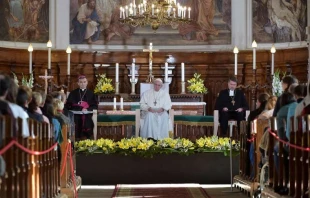 Papst Franziskus bei der Begegnung mit Jugendlichen in der evangelischen Kaarli-Kirche in Tallinn am 25. September 2018 / Vatican Media 