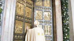 Papst Franziskus bei der Öffnung der Heiligen Pforte der Barmherzigkeit am Petersdom, am 8. Dezember 2015. / L'Osservatore Romano 