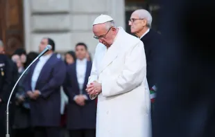 Papst Franziskus beim Gebet am Piazza di Spagna am 8. Dezember 2015. / CNA / Daniel Ibanez