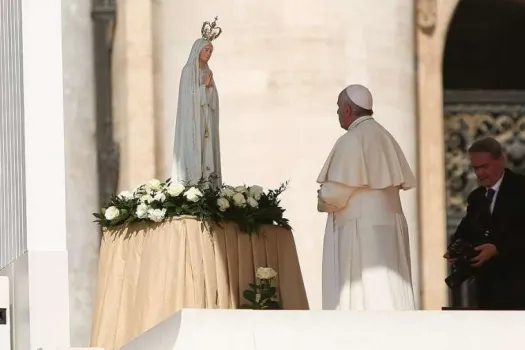 Papst Franziskus betet vor einer Statue Unserer Lieben Frau von Fatima am 13. Mai 2015 / Daniel Ibanez / CNA Deutsch 