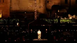 Kreuzweg mit Papst Franziskus im Kolosseum Roms am 14. April 2017. / CNA/Lucia Ballester