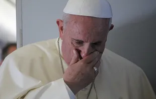 Papst Franziskus betet mit Journalisten auf dem Flug nach Südkorea am 14. August 2014. / CNA/Alan Holdren