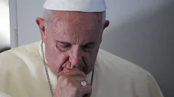 Papst Franziskus betet mit Journalisten auf dem Flug nach Südkorea am 14. August 2014. / CNA / Alan Holdren