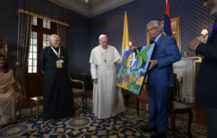 Der kommissarische Präsident von Mauritius, Balrlen Vyapoory, übergibt Papst Franziskus ein Geschenk / Vatican Media