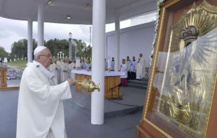 Papst Franziskus inzensiert das Bild der Gottesmutter im lettischen Aglona am 24. September 2018 / Vatican Media