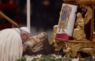 Papst Franziskus küsst das Jesuskind am 31. Dezember 2017 im Petersdom  / Daniel Ibanez / CNA Deutsch 