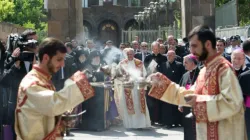 Papst Franziskus beim Gebets-Besuch der Apostolischen Kathedrale von Etschmiadzin am 24. Juni 2016. / L'Osservatore Romano