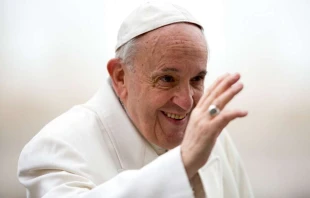 Papst Franziskus winkt Pilgern bei der Generalaudienz am 4. April 2018 / CNA Deutsch / Daniel Ibanez