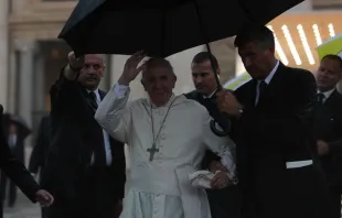 Papst Franziskus winkt Pilgern bei der Generalaudienz auf dem Petersplatz am 31. August 2016. / CNA/Daniel Ibanez