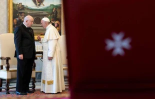 Papst Franziskus mit Fra' Giacomo Dalla Torre, dem Großmeister des Souveränen Malteserordens, im Vatikan / Vatican Media