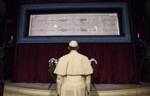 Papst Franziskus mit dem Grabtuch von Turin in der Kathedrale des Heiligen Johannes des Täufers, Turin am 21. Juni 2015. / Vatican Media