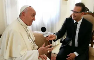 Papst Franziskus im Interview mit Noel Díaz von "El Sembrador Nueva Evangelización". / ESNE