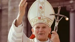 Papst St. Johannes Paul II. auf dem Petersplatz: Die Aufnahme entstand um das Jahr 1978. / LOR / Vatican Media / Archiv 
