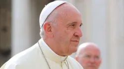 Papst Franziskus bei seiner Ankunft zur Generalaudienz auf dem Petersplatz am 21. September 2016. / CNA/Daniel Ibanez