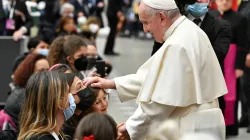 Papst Franziskus bei der Begegnung mit dem Seraphischen Institut von Assisi am 13. Dezember 2021. / Vatican Media