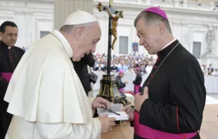 Papst Franziskus mit Kardinal Blase Cupich von Chicago am 2. September 2015 / Vatican Media  / CNA Deutsch 