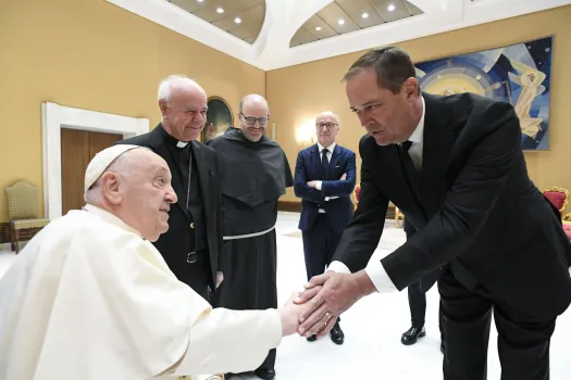 Chuck Robbins (re.) schüttelt die Hand von Papst Franziskus im Vatikan, 24. April 2024. / Vatican Media