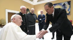 Chuck Robbins (re.) schüttelt die Hand von Papst Franziskus im Vatikan, 24. April 2024. / Vatican Media