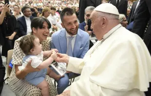 Papst Franziskus begrüßt Pilger bei seiner Generalaudienz am 7. August 2024. / Vatican Media