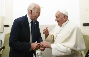 Papst Franziskus mit US-Präsident Joe Biden am Freitag, den 14. Juni 2024, nach einer Sitzung auf dem G7-Gipfel in Italien / Vatican Media
