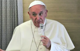 Papst Franziskus beantwortet Fragen von Journalisten auf dem Flug nach Rom zum Abschluss seiner Afrika-Reise am 30. November 2015 / CNA/Martha Calderon