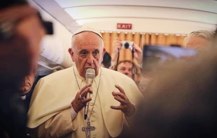 Papst Franziskus spricht mit Journalisten über den "Brexit" am 24. Juni 2016 an Bord des Flugs nach Armenien. / CNA/NCR/Edward Pentin